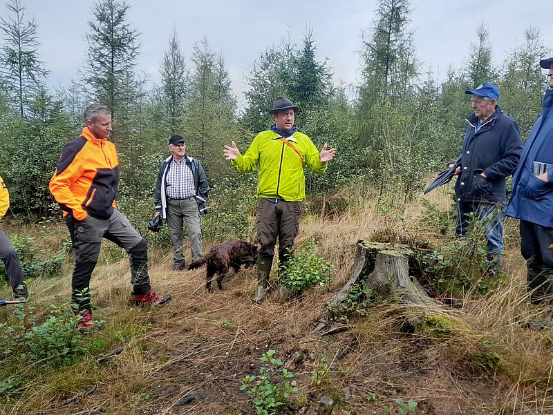 Förster Matthias Berger bei der Führung im Kobernaußerwald (c) ÖBf