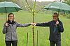 Ökologie und Ökonomie gehen Hand in Hand: Klimaschutzministerin Leonore Gewessler und Bundesforste-Vorstand Rudolf Freidhager beim Lokalaugenschein im Wienerwald (c) ÖBf-Archiv/F. Helmrich