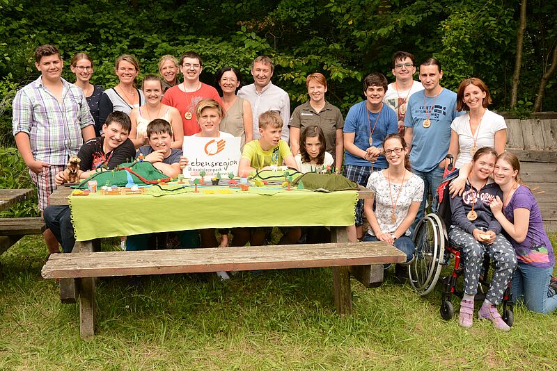 Gemeinsames Grillen als feierlicher Abschluss (Foto zeigt Gruppenbild von SPZ-Schülern und Schülerinnen, Direktorin Frau Irene Szerencsics, Biosphärenpark Direktor Dr. Herbert Greisberger und Mitarbeiterinnen des ÖBf-Biosphärenparkteams