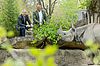 v.l.n.r. ÖBf-Vorstand Andreas Gruber und Tiergartendirektor Stephan Hering-Hagenbeck bei der Fütterung der Panzernashörner (c) Tiergarten Schönbrunn/D. Zupanc