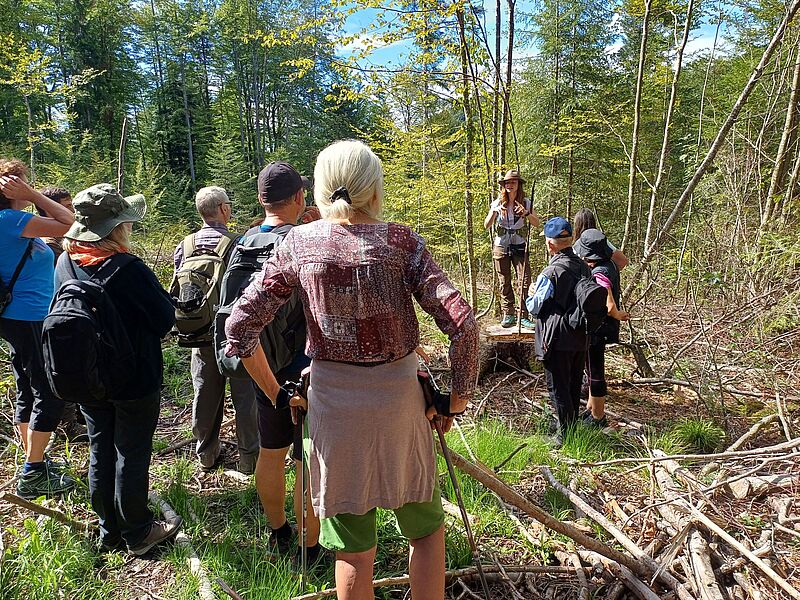 ÖBf-Expertin Palmira Deißenberger mit Teilnehmer*innen (c) Harald Kienzl