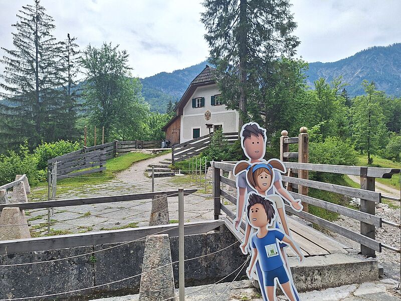 Die Hauptfiguren der App vor dem Klauswärterhaus an der Chorinskyklause (c) Hermine Hackl