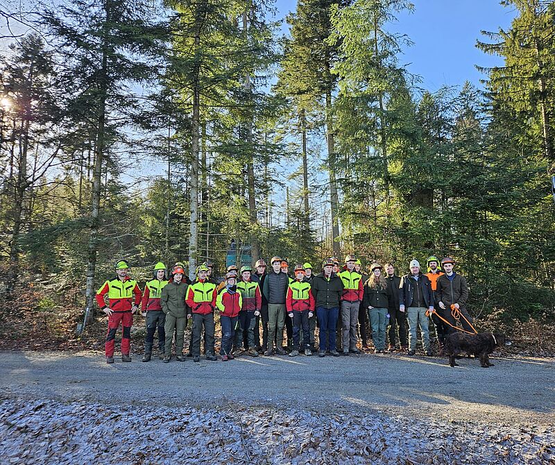 Forstfachschüler*innen im Kobernaußerwald mit ÖBf-Revierleiter Matthias Berger (3.v.r.), (c) Florian Berger/Vieghofer