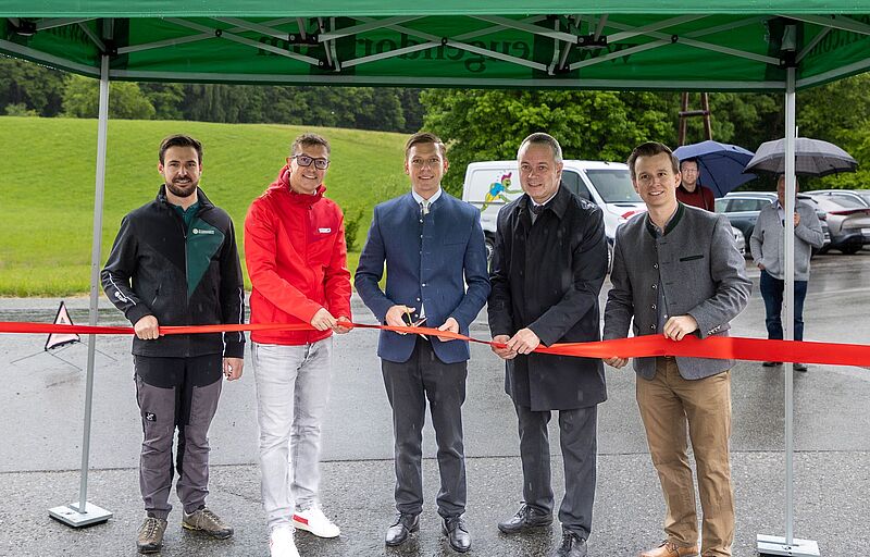 Bei der Streckeneröffnung (v.l.): Thomas Lassacher (ÖBf-Revierleiter), Jan Häuslmann (ASKÖ), Bgm. Robert Bimminger, TVB-Obmann Gerhard Schönbauer und Christopher Langegger (GF TVB Fuschlseeregion) (c) Marktgemeinde Eugendorf/Neumayr  Bei der Streckeneröffnung (v.l.): Thomas Lassacher (ÖBf-Revierleiter), Jan Häuslmann (ASKÖ), Bgm. Robert Bimminger, TVB-Obmann Gerhard Schönbauer und Christopher Langegger (GF TVB Fuschlseeregion) (c) Marktgemeinde Eugendorf/Neumayr