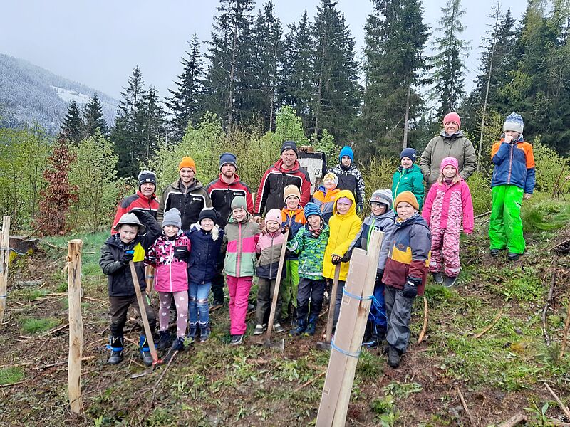 Schüler*innen der VS Eben mit ihrer Lehrerin und den ÖBf-Experten auf der Aufforstungsfläche am Höllberg (c) ÖBf/J. Schindlbacher