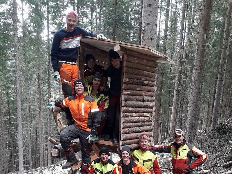 Kursteilnehmer beim Hochsitzbau (c) Alexander Zobl