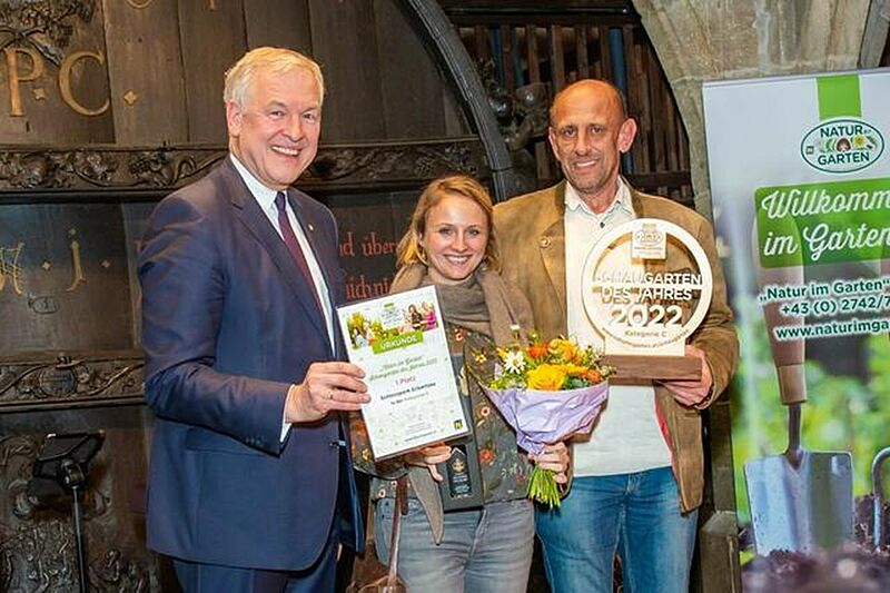 Landesrat Martin Eichtinger gratuliert Elisabeth Sandfort und Robert Knapp vom „Natur im Garten“ Schaugarten Schlosspark Eckartsau zum Sieg in der Kategorie C. (c) „Natur im Garten“ / J. Ehn