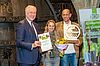 Landesrat Martin Eichtinger gratuliert Elisabeth Sandfort und Robert Knapp vom „Natur im Garten“ Schaugarten Schlosspark Eckartsau zum Sieg in der Kategorie C. (c) „Natur im Garten“ / J. Ehn