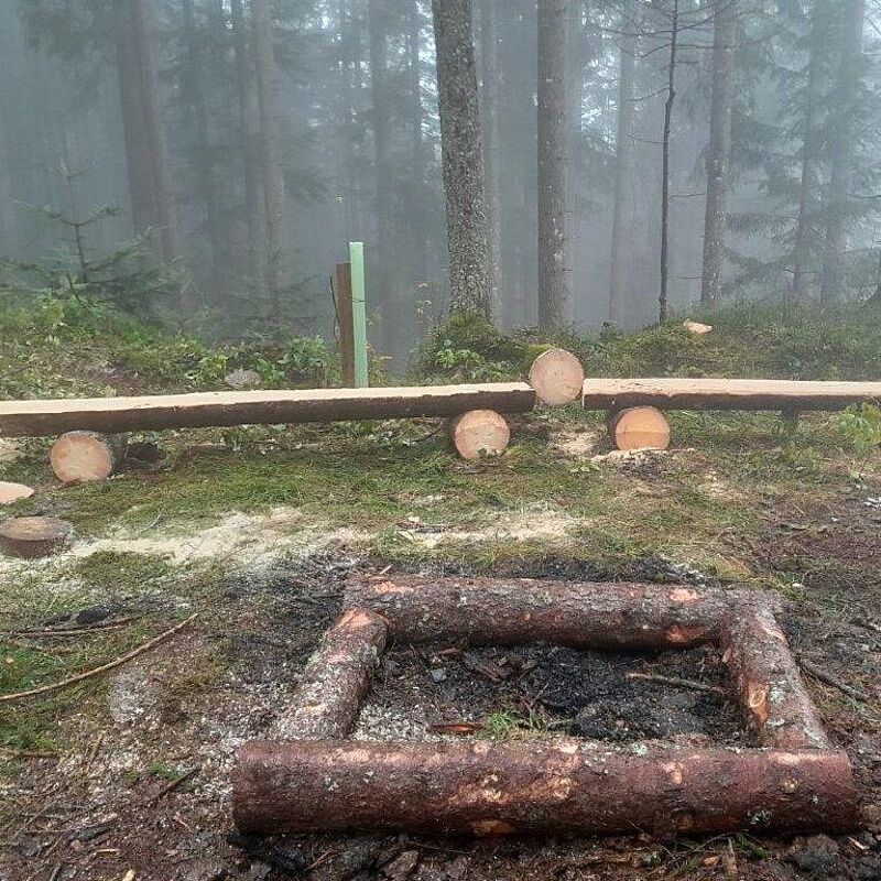 Die neu gefertigten Bänke am Waldpädagogen-Platz (c) ÖBf