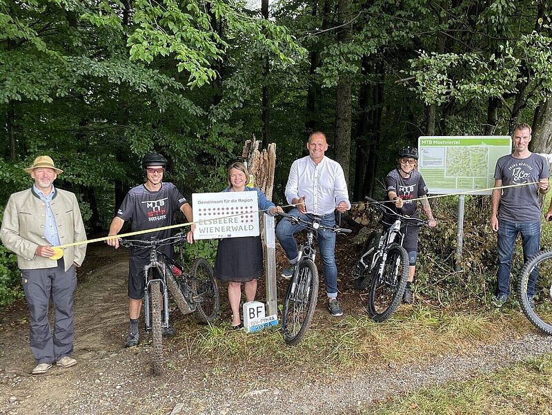 Eröffnung neue MTB-Strecke in Pyhra: v.l. Bernhard Funcke (ÖBf-Betriebsleiter Waldviertel-Voralpen), Marco Freynhofer und Christina Gassner (Region Elsbeere Wienerwald), Günter Schaubach (Bürgermeister Pyhra), Stephanie Jagl-Posch (MTB Initiative St. Pölten), Norbert Dürauer (Mostviertel Tourismus GmbH)  © Gemeinde Pyhra