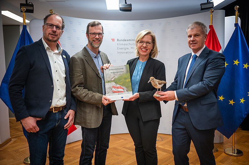 v.l.: Gábor Wichmann (Geschäftsführer BirdLife Österreich), Norbert Teufelbauer (BirdLife Österreich), Klimaschutzministerin Leonore Gewessler, ÖBf-Vorstand Andreas Gruber © BMK/C. Perwein v.l.: Gábor Wichmann (Geschäftsführer BirdLife Österreich), Norbert Teufelbauer (BirdLife Österreich), Klimaschutzministerin Leonore Gewessler, ÖBf-Vorstand Andreas Gruber © BMK/C. Perwein