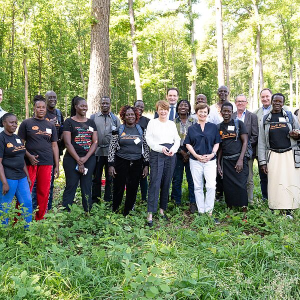 Bundesforste und Auma Obama starten interkulturellen Austausch zum Wald der Zukunft in Österreich und Kenia