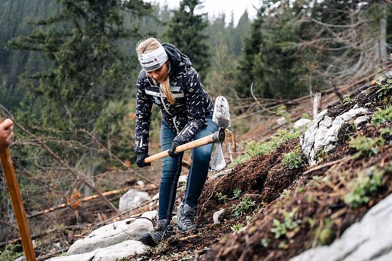 Schutzwaldaufforstung der Helvetia, mit Niki Hosp (c) Helvetia