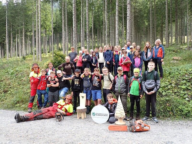 ÖBf-Experten Thomas Maier und Josef Kellner mit den Schüler*innen (c) ÖBf