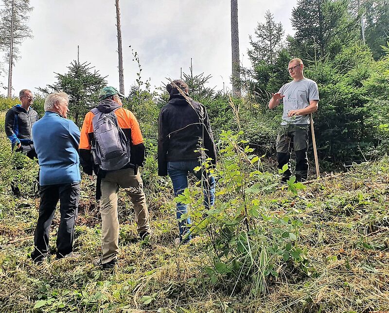 ÖBf-Experte Sebastian Wieland mit Teilnehmer*innen bei der Führung in St. Ulrich (c) ÖBf