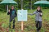 Ökologie und Ökonomie gehen Hand in Hand: Klimaschutzministerin Leonore Gewessler und Bundesforste-Vorstand Rudolf Freidhager beim Lokalaugenschein im Wienerwald (c) ÖBf-Archiv/F. Helmrich