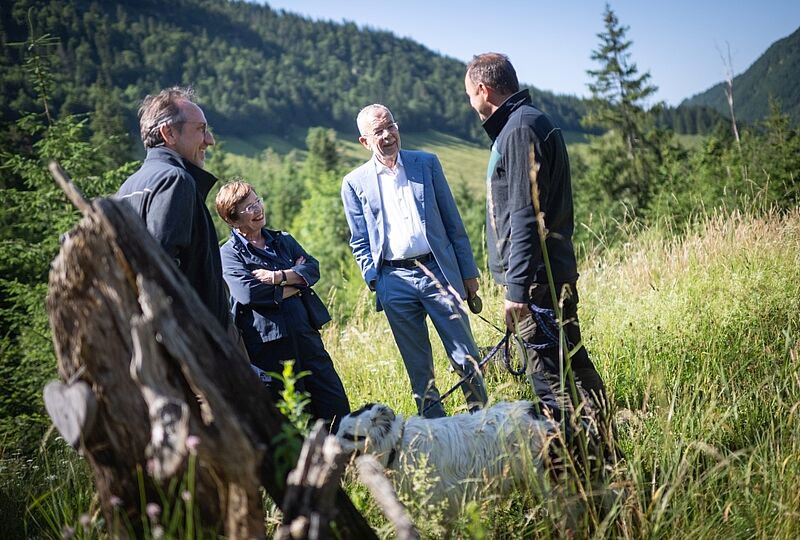 v.l.n.r. ÖBf-Revierleiter Hannes Embacher, Bundespräsident Alexander Van der Bellen, Doris Schmidauer und ÖBf-Betriebsleiter Hermann Schmiderer im Wald der Zukunft der Bundesforste in Erl (c) HBF/Carina Karlovits