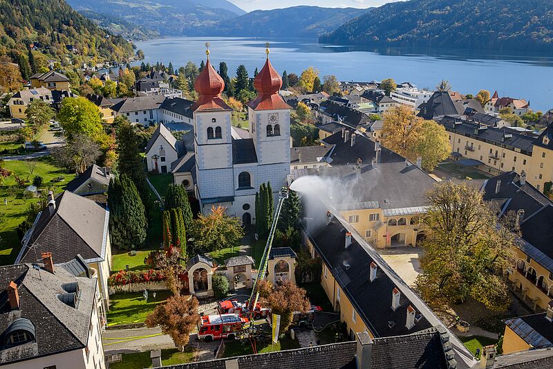 Feuerwehren proben Ernstfall im Stift Millstatt Feuerwehren proben Ernstfall im Stift Millstatt