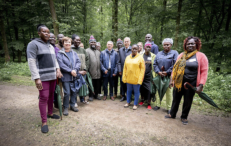 Bundespräsident Alexander Van der Bellen, Doris Schmidauer und ÖBf-Vorstand Georg Schöppl besuchen kenianische Delegation im Wald der Zukunft (c) HBF/Carina Karlovits Bundespräsident Alexander Van der Bellen, Doris Schmidauer und ÖBf-Vorstand Georg Schöppl besuchen kenianische Delegation im Wald der Zukunft (c) HBF/Carina Karlovits
