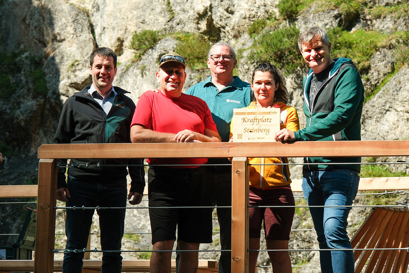 v.l.: Tobias Obrist (ÖBf-Betriebsleiter-Stv. Forstbetrieb Oberinntal), Hannes Kreidl (ÖBf-Forsttechnik), Gerald Siebenhofer (ÖBf-Revierleiter), Maria Wirtenberger (stv. GF Achensee Tourismus), Martin Tschoner (GF Achensee Tourismus) (c) Achensee Tourismus