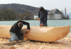 Schnitzen der Riesentannen nach steinzeitlichem Vorbild, Foto: Gerald Egger
