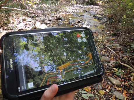 Tablet mit App zur Gewässerkartierung. Foto: Patricia Lechner